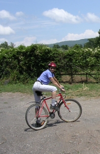 Monica in bici sulla VF