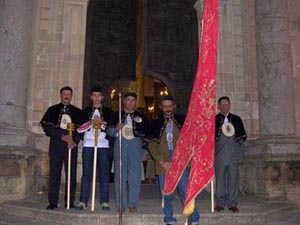 Confratelli di san Giacomo si apprestano ad entrare nella Basilica di Caltagirone.