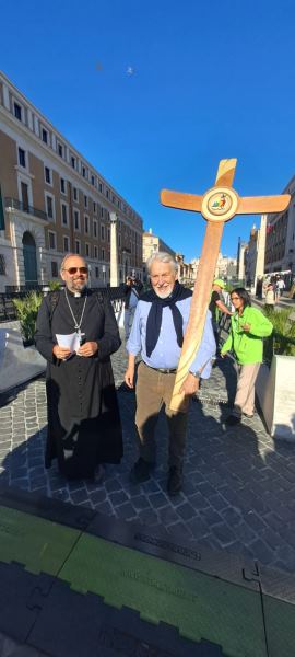 Con la croce del Giubileo