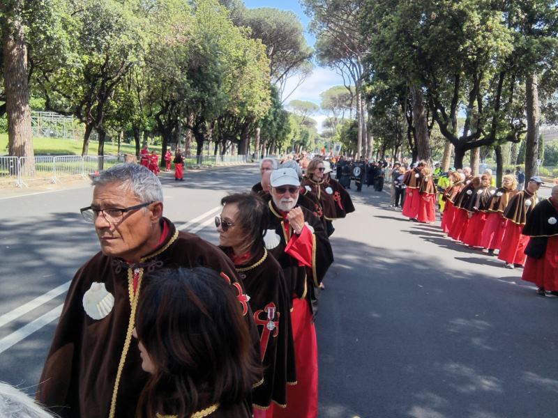 Lentamente la processione avanza