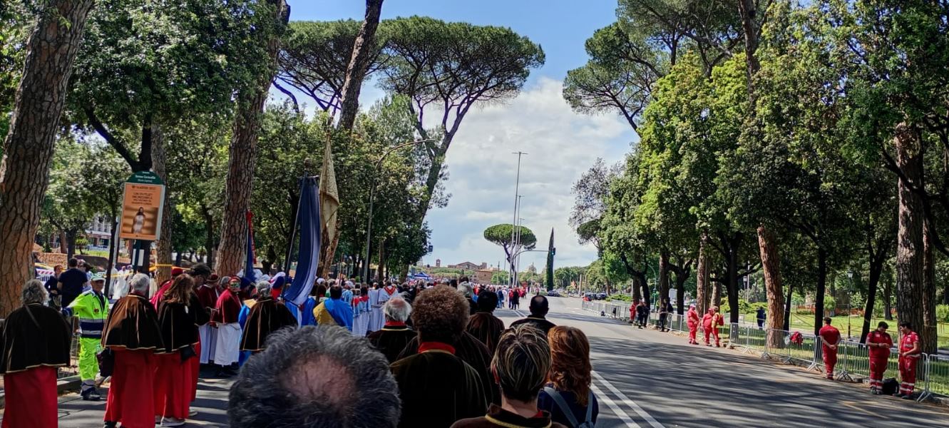 Davanti a noi altre confraternite