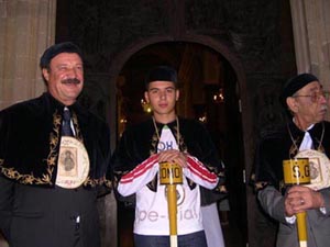 Confratelli di san Giacomo si apprestano ad entrare nella Basilica di Caltagirone.